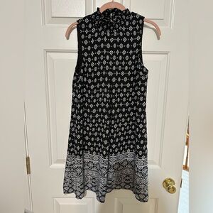 Speechless - Like New - Sleeveless mock neck lined shift dress Black & White  M
